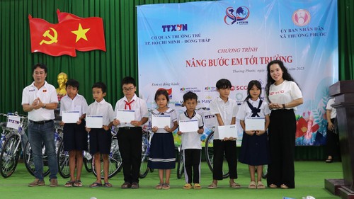 Tiếp sức trẻ em nghèo vùng biên giới đến trường