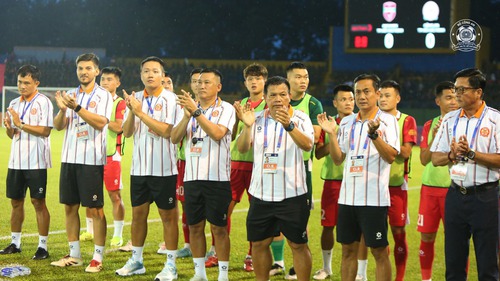 
HLV Lê Huỳnh Đức và Anh Đức cùng khen Tiến Linh