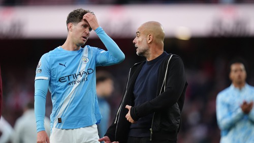 Khi Pep cũng phải 'dựng xe bus' ở Man City