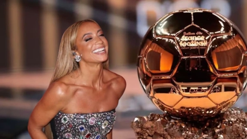 Nữ MC gây sốt với váy cắt xẻ táo bạo trên thảm đỏ gala Quả bóng Vàng