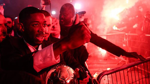 Dembele mang Quả bóng Vàng ra ăn mừng với CĐV PSG, được khen ngợi ‘xứng đáng 100 lần’