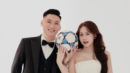 Thủ môn V-League tuyên bố 'chấm dứt danh phận bạn trai', đón kết viên mãn bên tiếp viên hàng không