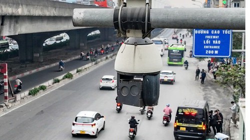 Nửa ngày thí điểm, 2 camera AI giám sát giao thông ở Hà Nội phát hiện 1.452 trường hợp vượt đèn đỏ