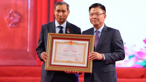 HLV Mai Đức Chung được nhận danh hiệu Anh hùng Lao động