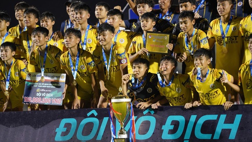 HLV U17 Việt Nam giúp đội trẻ của bầu Hiển vô địch U17 quốc gia 