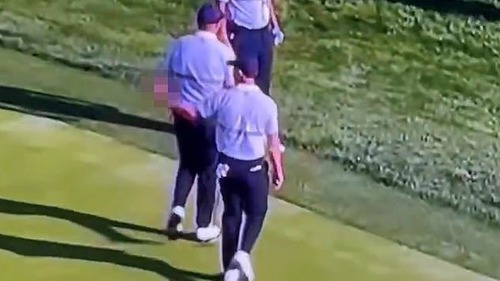 Golfer số 1 thế giới có hành động khiếm nhã với người hâm mộ