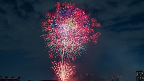 “Red x Blue Sparkle Gate” – Lễ hội pháo hoa bừng sáng trời đêm Tokyo