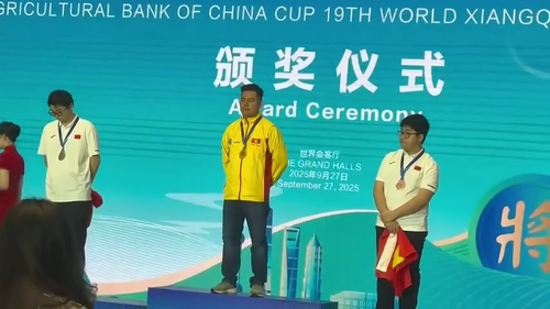 Làm nên lịch sử với chức vô địch thế giới, kỳ thủ cờ tướng Việt Nam được truyền thông Trung Quốc khen ngợi