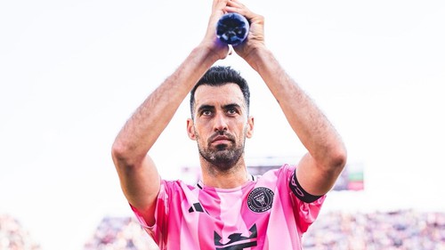 Cafe đầu tuần: Busquets đá bóng bằng cái gì?