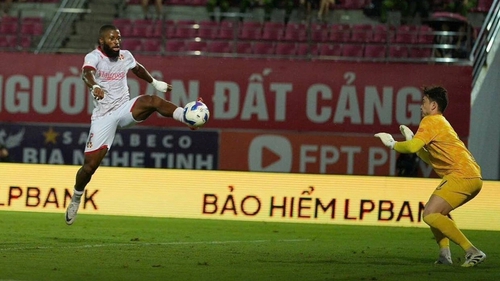 HLV Chu Đình Nghiêm: ‘Văn Lâm chơi quá tốt, cứu thua cho Ninh Bình nhiều tình huống’