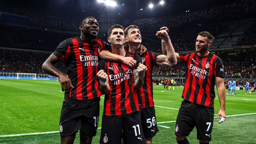 Thắng Napoli với 10 người, AC Milan chiếm ngôi đầu bảng ở Serie A