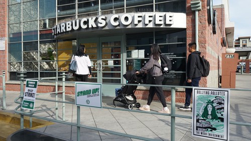 Starbucks đóng hàng trăm cửa hàng, sa thải 900 nhân viên