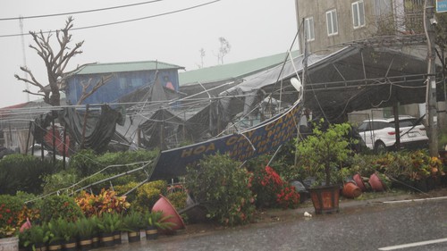 Cứu nạn nhiều người dân mắc kẹt khi nhà sập mái do ảnh hưởng bão số 10