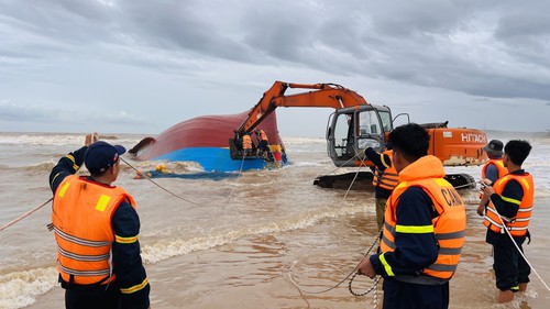Quảng Trị trục vớt tàu cá, nỗ lực tìm kiếm thuyền viên mất tích tại cửa sông Gianh