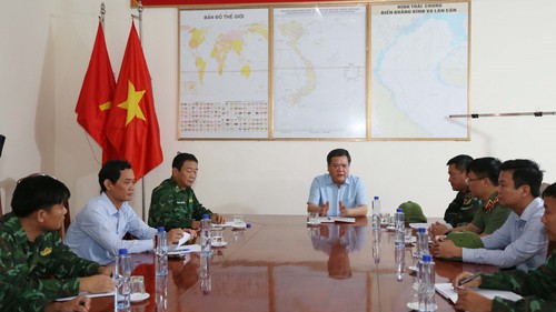 Xuyên đêm tìm kiếm 9 thuyền viên mất tích trên hai tàu cá bị chìm tại Quảng Trị