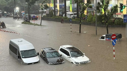 VIDEO: Người dân Hà Nội khó khăn khi di chuyển do mưa lớn gây ngập úng nhiều tuyến đường