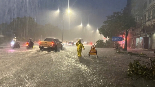 Cảnh báo mưa dông kèm lốc sét, cục bộ mưa lớn tại nội thành Hà Nội