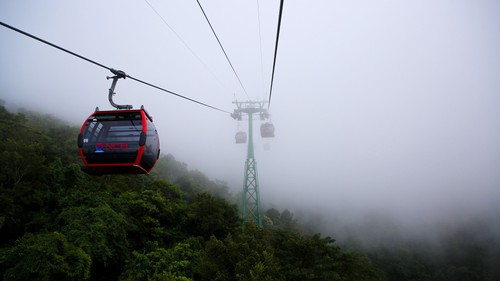 Tạm dừng hoạt động leo núi Bà Đen do mưa bão