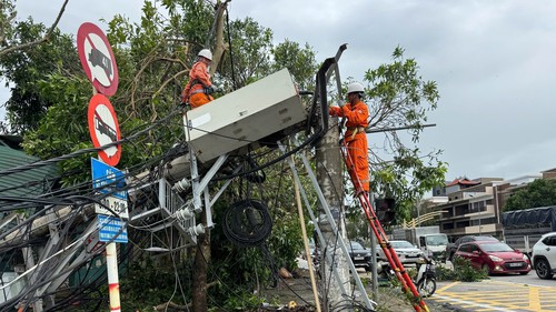 Ảnh hưởng bão số 10: Hơn 2,67 triệu khách hàng có điện trở lại