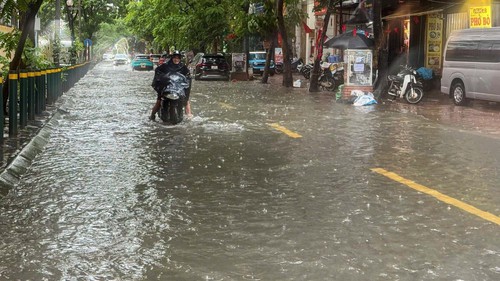 Ảnh hưởng bão số 10: Hà Nội mưa lớn, lệnh báo động lũ sông Tích, sông Bùi