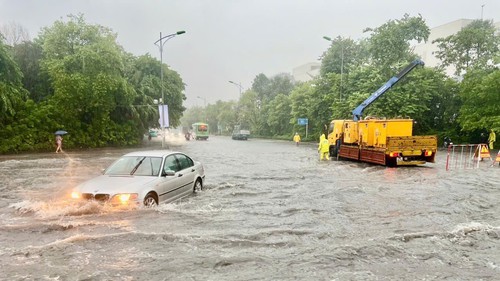 Hà Nội: 82 điểm ngập úng, huy động tối đa lực lượng tiêu thoát nước