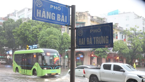 VIDEO: 82 điểm ngập úng ở Hà Nội, một số điểm đã dần rút nước