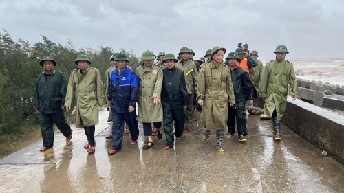 Khẩn trương xử lý sự cố đê điều, đảm bảo an toàn chống lũ, bão sau bão số 10