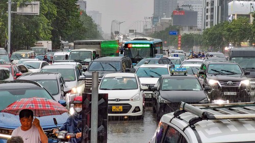 Giao thông Hà Nội tê liệt do mưa dông, nhiều tuyến phố chìm trong biển nước 