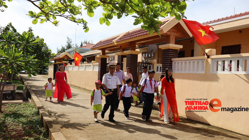 Rộn ràng khai giảng năm học mới ở đặc khu Trường Sa