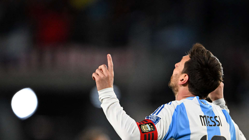 Messi suýt lập hat-trick trong trận cuối cùng trên sân nhà cùng Argentina