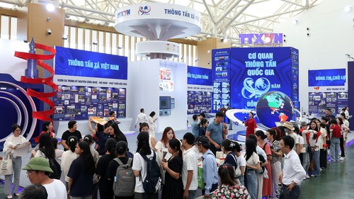 Đông đảo nhân dân tiếp tục đến tham quan Triển lãm quốc gia