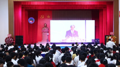 Vang tiếng trống khai trường nơi lũ đi qua