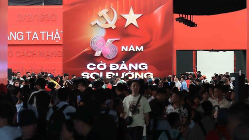 Người dân tiếp tục tới tham quan Triển lãm "80 năm Độc lập – Tự do – Hạnh phúc"