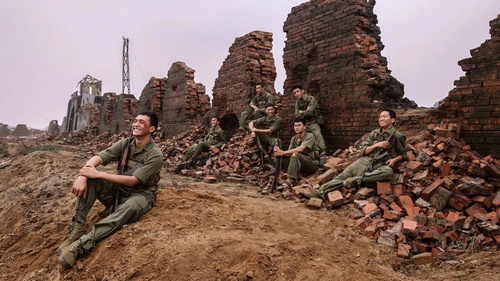 'Mưa đỏ' soán ngôi 'Mai', trở thành 'vua phòng vé' mới với doanh thu khủng 