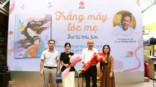 'Trắng mây tóc mẹ' mang hơi thở quê hương vào thế giới thi ca
