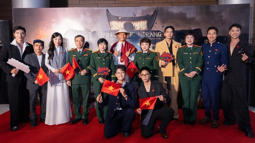 Dàn diễn viên vỡ òa khi 'Mưa đỏ' đạt top 1 doanh thu, đạo diễn tri ân 'đại gia đình' và khán giả