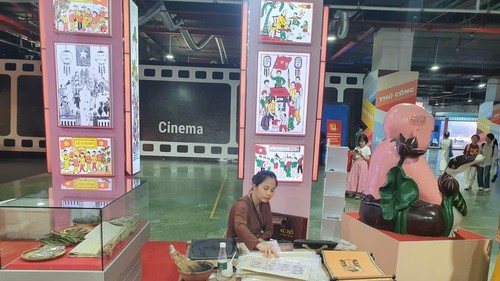 Tranh Đông Hồ tại Triển lãm thành tựu đất nước: Màu dân tộc sáng bừng trên giấy điệp