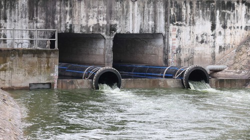 Hà Nội bắt đầu bổ cập nước hồ Tây vào sông Tô Lịch