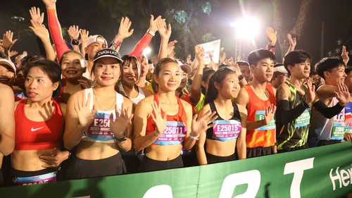 Ngôi sao điền kinh Nguyễn Thị Oanh tham gia giải chạy ngay rạng sáng ngày đầu tiên của năm 2026