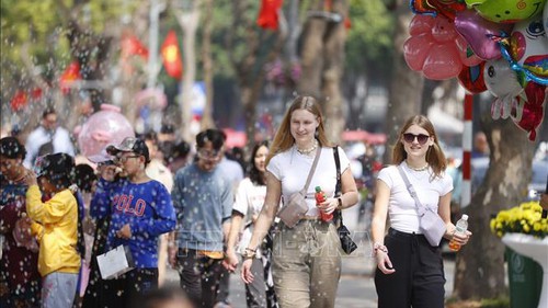 Người nước ngoài hào hứng đón Tết Dương lịch 2026 tại Thủ đô Hà Nội