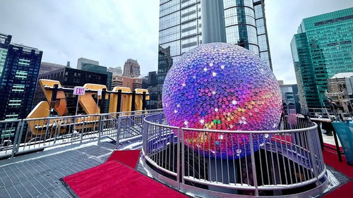 Quả cầu 5.200 mảnh pha lê bừng sáng đón Năm mới 2026 tại New York (Mỹ)