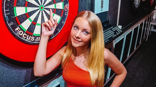 Hot girl làng ném phi tiêu thế giới lên tiếng ủng hộ hai ngôi sao chuyển giới