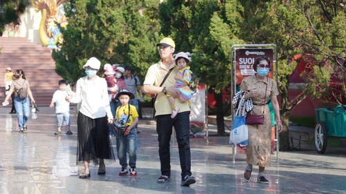 Các điểm vui chơi, giải trí nhộn nhịp du khách trong ngày đầu năm mới