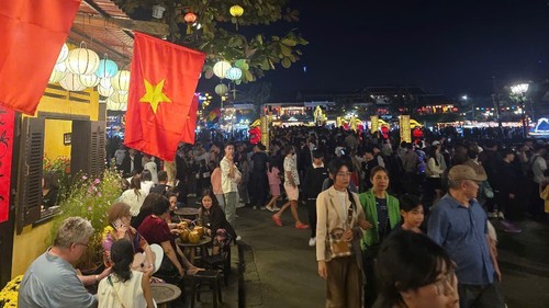 Khách quốc tế phấn khởi bắt đầu hành trình khám phá các địa danh ở Việt Nam