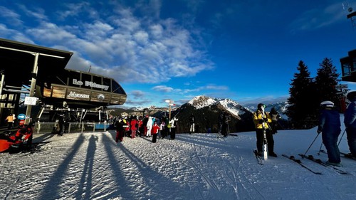 Tuyết rơi dày mang hi vọng trở lại cho du lịch mùa Đông nước Pháp