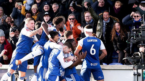 Kém 117 bậc, đội bóng hạng 6 tạo cú sốc ở FA Cup khi biến CLB Premier League thành cựu vô địch