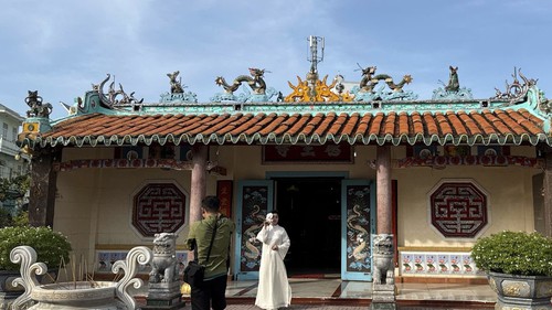 Giới trẻ ưa thích chụp ảnh tại các không gian cổ kính ở Lâm Đồng