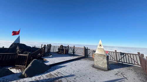 Đỉnh Fansipan phủ băng trắng xoá