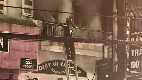 Đồng Nai: Kịp thời giải cứu người đàn ông mắc kẹt trong đám cháy