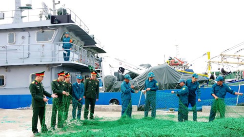 Động viên cán bộ, chiến sĩ làm nhiệm vụ trên biển dịp Tết Nguyên đán Bính Ngọ